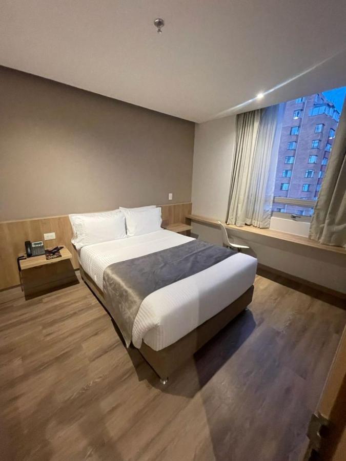 Em Hotel Corferias Embajada Americana Bogota Bagian luar foto